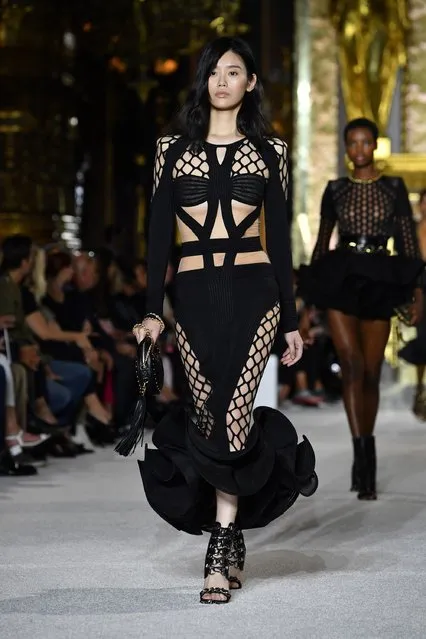 A model walks the runway during the Balmain show as part of the Paris Fashion Week Womenswear Spring/Summer 2018 on September 28, 2017 in Paris, France. (Photo by Pascal Le Segretain/Getty Images)