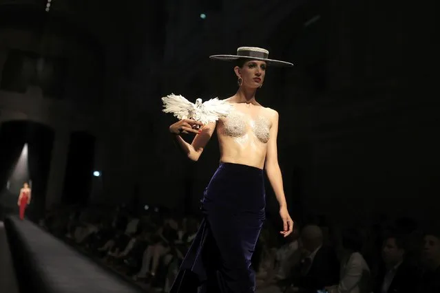 A model wears a creation for Schiaparelli's Haute Couture Fall/Winter 2022-2023 fashion collection, Monday, July 4, 2022 in Paris. (Photo by Lewis Joly/AP Photo)