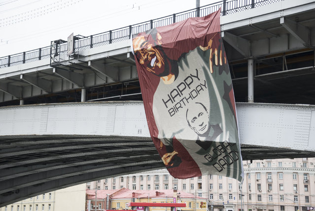 A huge banner depicting U.S. President Barack Obama wearing a T-shirt wishing Russia's President Vladimir Putin a happy birthday, hangs on a bridge in Moscow, October 7, 2014. (Photo by Reuters/News Agency Ridus)