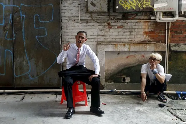 Xiao Jiguo (L), a 29-year-old actor from China's Sichuan province, impersonates U.S. President Barack Obama as requested by the crew in between a filming, in the southern Chinese city of Guangzhou September 18, 2015. Xiao is taking part in the filming of a comedy film in Guangzhou, playing a low-level gangster who looks like Obama. (Photo by Bobby Yip/Reuters)