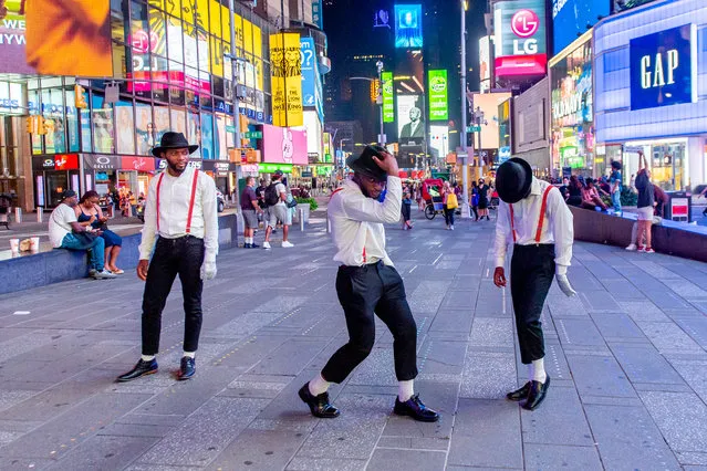 Street performers dress and dance as Michael Jackson in Times Square during the fourth phase of the coronavirus reopening on August 05, 2020 in New York, New York. The fourth phase allows outdoor arts and entertainment, sporting events without fans and media production. (Photo by Roy Rochlin/Getty Images)
