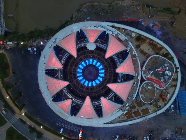 World's largest transparent-domed bar with a lotus-shaped retractable dome is seen in Zhangjiajie, Hunan Province, China, September 7, 2016. (Photo by Reuters/China Stringer Network)