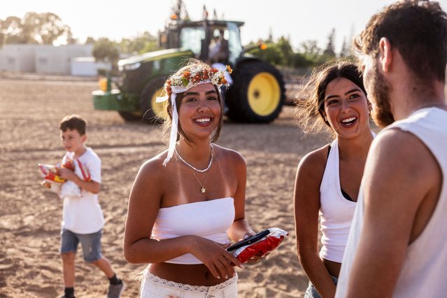 Members of kibbutz Nirim celebrate Shavuot, a Jewish holiday marking both the giving of the Torah and the wheat harvest, at the kibbutz near the border of the besieged Gaza Strip on June 1, 2025, for the first time since the October 2023 attacks by Palestinian militants. (Photo by Menahem Kahana/AFP Photo)