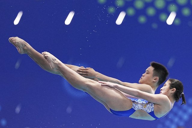 Xie Peiling and Zhu Yongxin of China compete in the mixed 10m synchronised finals at the World Aquatics Championships in Singapore, Sunday, July 27, 2025. (Photo by Ng Han Guan/AP Photo)