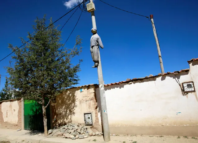 A figure placed on a lamp post as a warning to thieves is seen in El Alto, Bolivia October 5, 2016. (Photo by David Mercado/Reuters)