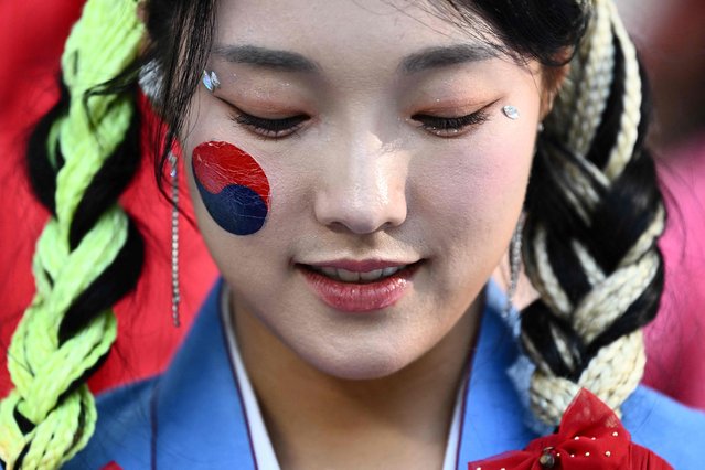 A South Korea fan smiles ahead of the Qatar 2022 World Cup Group H football match between Uruguay and South Korea at the Education City Stadium in Al-Rayyan, west of Doha on November 24, 2022. (Photo by Jewel Samad/AFP Photo)
