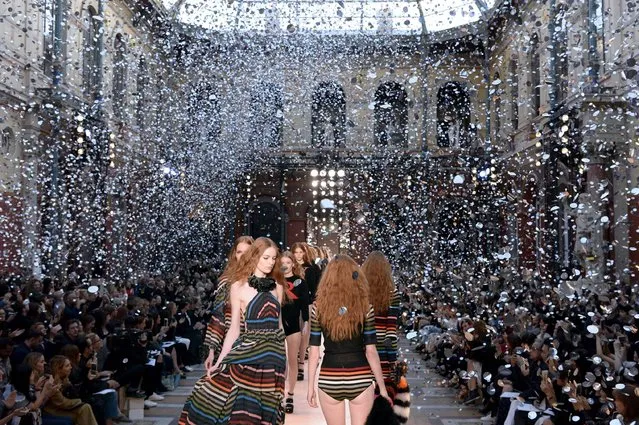 This file photo taken on October 3, 2016 shows models presenting creations for Sonia Rykiel during the 2017 Spring/Summer ready-to-wear collection fashion show in Paris. Sonia Rykiel fashion house unveils on October 26, 2016 a plan to cut a quarter of its workforce to boost the brand in financial difficulty due to an “unfavourable context”. (Photo by Alain Jocard/AFP Photo)