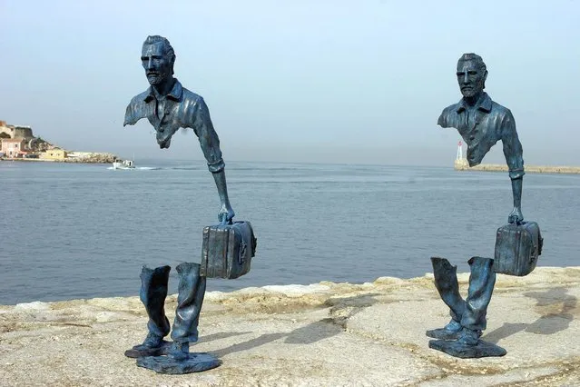 Two sculputures at the waterfront in Marseille – Ever feel like youve forgotten something? No its not a mind trick – these are the amazing photos of sculptures done by a French artist. The sculptures are the work of Bruno Catalano and might look like theyre missing vital organs but the invisible bodies represent a world citizen according to their creator. (Photo by Caters News Agency)