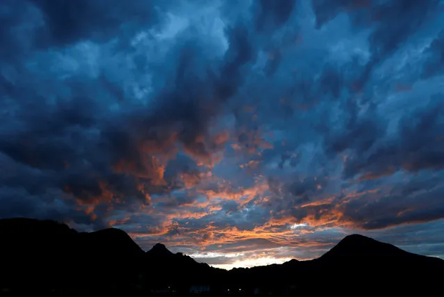 The setting sun is pictured above Oberaudorf near Rosenheim, Germany August 3, 2016. (Photo by Michaela Rehle/Reuters)