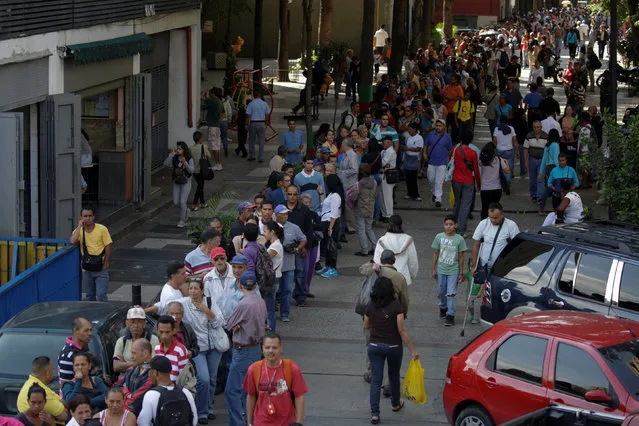 People queue to deposit their 100 bolivar notes, near Venezuela's Central Bank in Caracas, Venezuela December 16, 2016. (Photo by Marco Bello/Reuters)