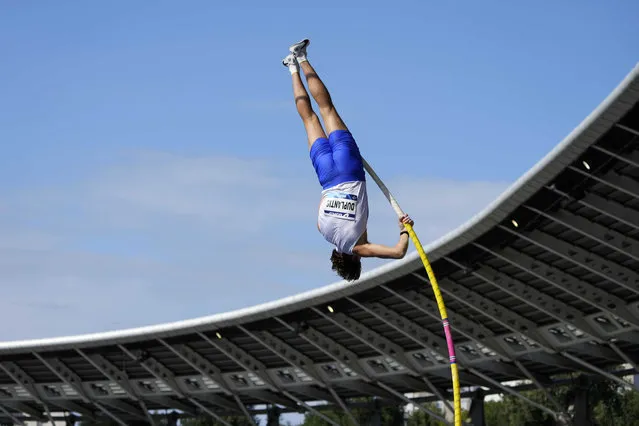 Armand Duplantis, of Sweden, makes an attempt in the men's pole vault during the Meeting de Paris Diamond League athletics meet at Stade Charlety in Paris, Saturday, August 28, 2021. (Photo by Francois Mori/AP Photo)