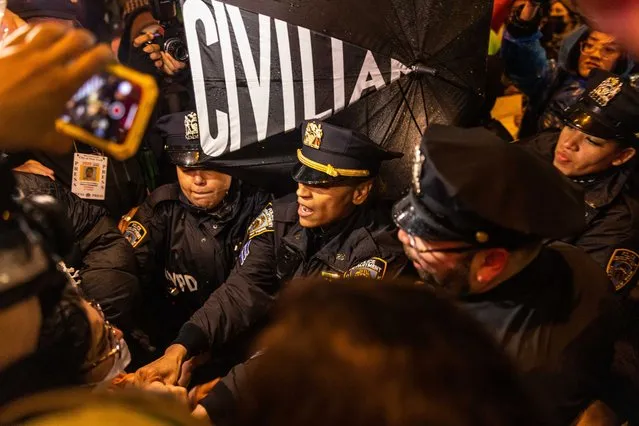 Pro-Palestinian demonstrators clash with NYPD officers trying to prevent protestors from standing on a ledge near Radio City Music Hall during President Joe Biden's fundraiser on March 28, 2024 in New York City. Biden will be joined by former presidents Bill Clinton and Barack Obama at the fundraiser. (Photo by Alex Kent/Getty Images)