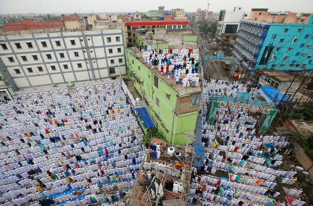 Muslims offer Eid al-Fitr prayers marking the end of the holy fasting month of Ramadan in Howrah, on the outskirts of Kolkata, India, June 5, 2019. (Photo by Rupak De Chowdhuri/Reuters)