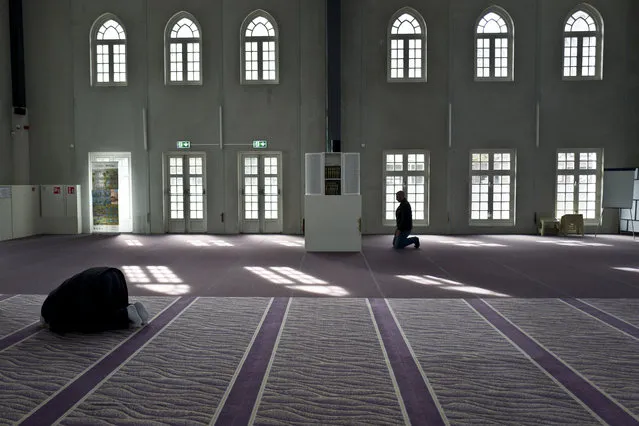 Muslim men pray in a mosque in Amsterdam, Netherlands, Monday, March 13, 2017. As a March 15 parliamentary election looms, the political mood is turning inward as firebrand anti-Islam lawmaker Geert Wilders dominates polls with an isolationist manifesto that calls for the Netherlands “to be independent again. So out of the EU”. (Photo by Muhammed Muheisen/AP Photo)