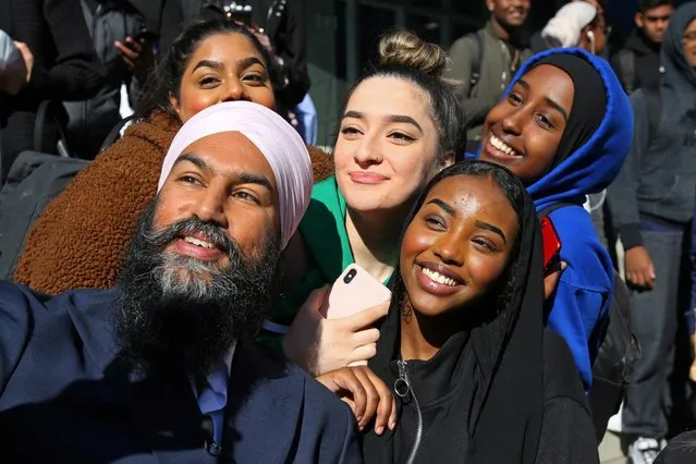 Canada's New Democratic Party (NDP) leader Jagmeet Singh meets with young adults outside Ryerson University during an election campaign stop in Toronto, Ontario, Canada on October 8, 2019. (Photo by Chris Helgren/Reuters)