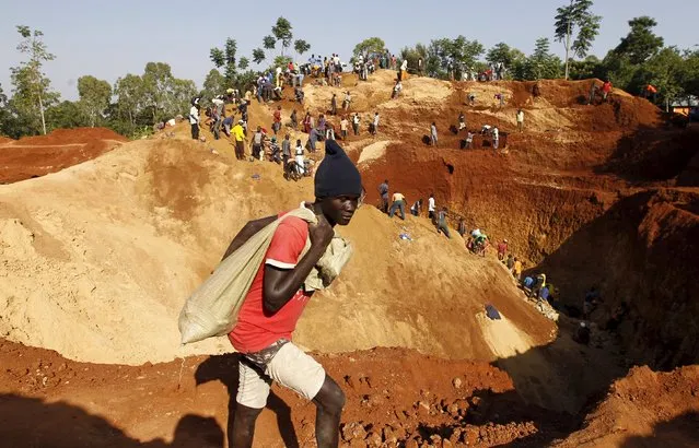 Gold prospectors work at an open-pit mine in the village of Kogelo, west of Kenya's capital Nairobi, July 15, 2015. (Photo by Thomas Mukoya/Reuters)