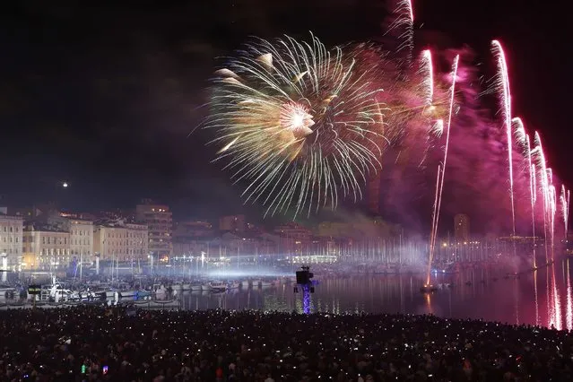 Fireworks light up the sky near the Old Port as part of the end of the traditional Bastille Day celebrations in Marseille, July 14, 2014. (Photo by Philippe Laurenson/Reuters)