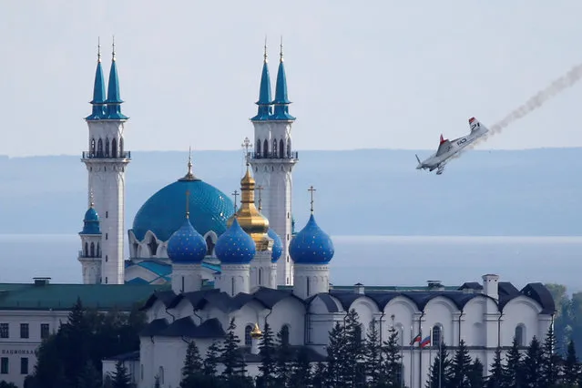 Matthias Dolderer of Germany performs with his Edge 540 V3 plane during the qualifying session of the Red Bull Air Race World Championship in Kazan, Russia, July 22, 2017. (Photo by Maxim Shemetov/Reuters)