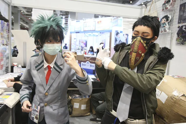 Visitors wear face masks at the Comic Exhibition in Taipei, Taiwan, Sunday, February 2, 2020. A viral outbreak that began in China has infected more than 11,900 people globally. (Photo by Chiang Ying-ying/AP Photo)