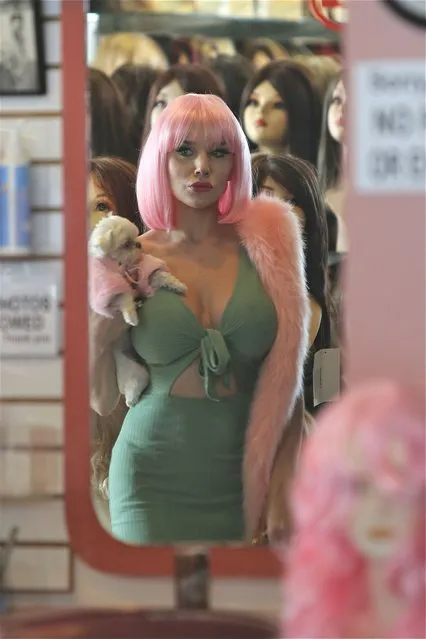 Courtney Stodden goes wig shopping in Los Angeles on August 20, 2016. Courtney was seen trying on several different brightly coloured wigs before leaving the shop wearing a long baby pink wig. (Photo by Rick Mendoza/Splash News)