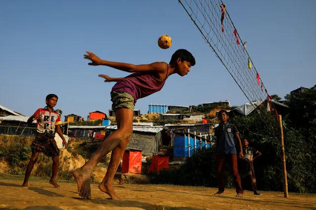 Rohingya refugees play sepak takraw at the Palongkhali refugee camp near Cox's Bazar, Bangladesh December 22, 2017. (Photo by Marko Djurica/Reuters)