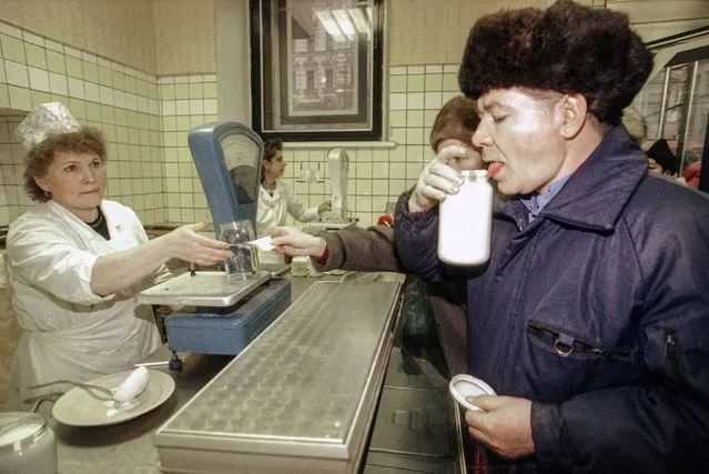 A man tastes the sour cream, the only remaining dairy product available, at a state-owned store in Moscow, Monday, December 24, 1991. By the fall of 1991, however, deepening economic woes and secessionist bids by Soviet republics had made the collapse all but inevitable. The failed August 1991 coup by the Communist old guard was a major catalyst, dramatically eroding Gorbachev’s authority and encouraging more republics to seek independence. (Photo by Alexander Zemlianichenko/AP Photo/File)