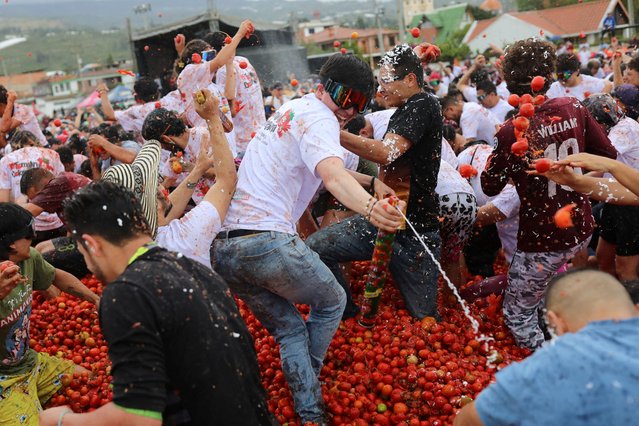 People play with tomato pulp during the annual ”Tomatina” (tomato fight) in Sutamarchan, Colombia on June 1, 2025. (Photo by Luisa Gonzalez/Reuters)