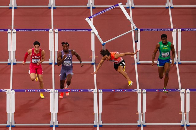 Shunsuke Izumiya of Team Japan (2nd R) falls over a hurdle as (L-R) Junxi Liu of Team People's Republic of China, Dylan Beard of Team United States and Thiago Resende Ornelas Dos Santos of Team Brazil compete during the Men's 110 Metres Hurdles Semi-Finals on day four of the World Athletics Championships Tokyo 2025 at National Stadium on September 16, 2025 in Tokyo, Japan. (Photo by Patrick Smith/Getty Images)