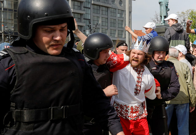 Policemen detain an opposition supporter during a protest ahead of President Vladimir Putin's inauguration ceremony, Moscow, Russia May 5, 2018. (Photo by Tatyana Makeyeva/Reuters)