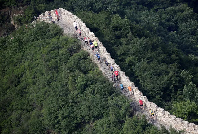 Participants run the Great Wall Marathon at the Huangyaguan section of the Great Wall of China, in Jixian of Tianjin, China May 19, 2018. “It was very hard, it's my 25th marathon, my slowest and my most difficult one for sure, but amazing. I am glad I survived”, said Erin Skrettingland from the U.S. (Photo by Jason Lee/Reuters)
