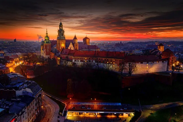 Sunrise over the Wawel Royal Castle, in Krakow, southern Poland, 07 December 2020. (Photo by Lukasz Gagulski/EPA/EFE)