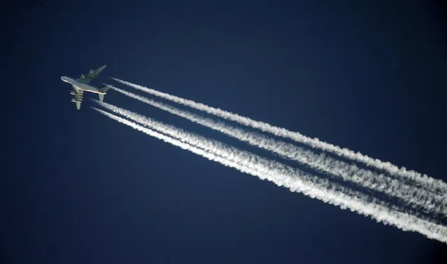 A Singapore Airlines Airbus A380 leaves contrails over the sky above Adelaide, Australia, November 27, 2016. (Photo by Jason Reed/Reuters)
