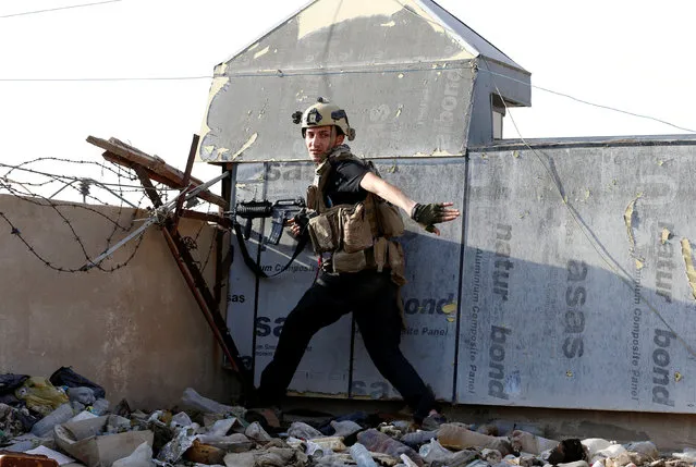 Member of the Iraqi Counter Terrorism Service firing his weapon at Islamic State militants in the al-Zahraa neighborhood of Mosul, Iraq Novemebr 13, 2016. (Photo by Ahmad Jadallah/Reuters)