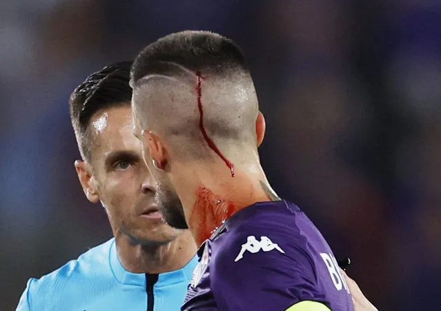 Fiorentina's Cristiano Biraghi speaks to referee Carlos Del Cerro after cups were thrown at him by West Ham United fans  during the UEFA Europa Conference League 2022/23 final match between ACF Fiorentina and West Ham United FC at Eden Arena on June 07, 2023 in Prague, Czech Republic. (Photo by David W. Cerny/Reuters)