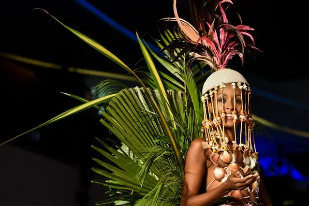 A model presents a creation by Colombian designer Sarah Bryon Abadia made with organic elements during BioFashion Show, on November 19, 2016, in Cali, Valle del Cauca department, Colombia. (Photo by Luis Robayo/AFP Photo)