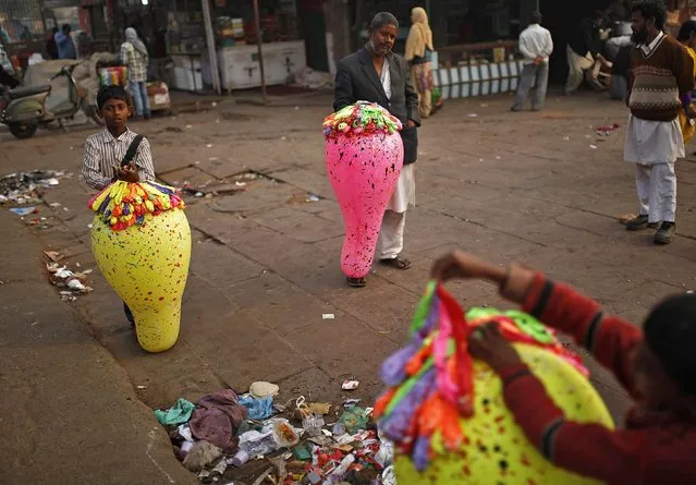 Vendors selling balloons wait for customers at a market place in the old quarters of Delhi February 17, 2015. (Photo by Ahmad Masood/Reuters)