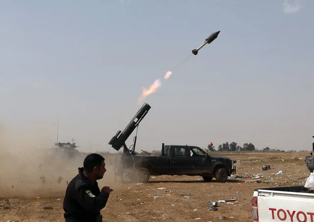 Iraqi security forces launch a rocket against Islamic State extremist positions during clashes in Tikrit, 130 kilometers (80 miles) north of Baghdad, Iraq, Monday, March 30, 2015. (Photo by Khalid Mohammed/AP Photo)