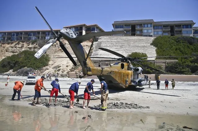 A Marine Corps helicopter sits in the sand where it made an emergency landing Wednesday, April 15, 2015 in Solana Beach, Calif. (Photo by Lenny Ignelzi/AP Photo)