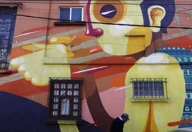 A mural decorates a building on Tepeji Street where Mexican film director Alfonso Cuaron grew up in the 1970s in the Roma Sur neighborhood of Mexico City, Wednesday, December 19, 2018. News of Alfonso Cuaron's “Roma” being nominated for 10 Academy Awards had residents of the director's childhood Mexico City neighborhood joyfully mining their own memories and anticipating showing their children the film someday. (Photo by Rebecca Blackwell/AP Photo)