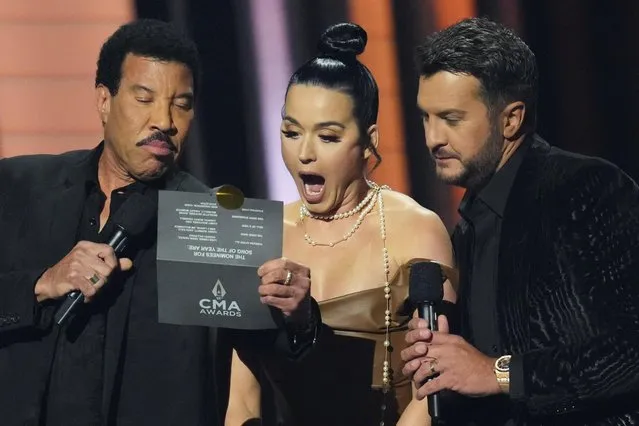 (L-R) Lionel Richie, Katy Perry and Luke Bryan speak on stage during the 55th annual Country Music Association awards at the Bridgestone Arena on November 10, 2021 in Nashville, Tennessee. (Photo by Harrison McClary/Reuters)
