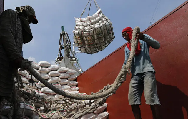 Workers unload sacks of rice from a truck onto a ship bound for to Bangka island near Sumatra, at Sunda Kelapa harbor in Jakarta, Indonesia April 6, 2016. (Photo by Reuters/Beawiharta)