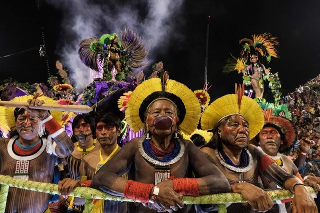 The leader of the Kayapo indigenous people Raoni Metuktire (C), Megaron Txucarramae (2-R) and other indigenous leaders parade with the Imperatriz Leopoldinense samba school during the first night of Rio's Carnival at the Sambadrome in Rio de Janeiro, Brazil, early on February 27, 2017. (Photo by Yasuyoshi Chiba/AFP Photo)
