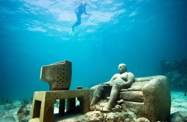 “Inertia”. Underwater Sculpture, Museo Subacuático de Arte, Cancun. (Photo by Jason deCaires Taylor/UnderwaterSculpture)