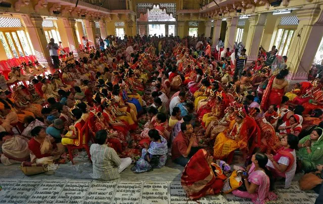 Hindu devotees worship young girls dressed as Kumaris during rituals to commemorate Navratri festival inside Adyapith temple on the outskirts of Kolkata, India, April 15, 2016. (Photo by Rupak De Chowdhuri/Reuters)