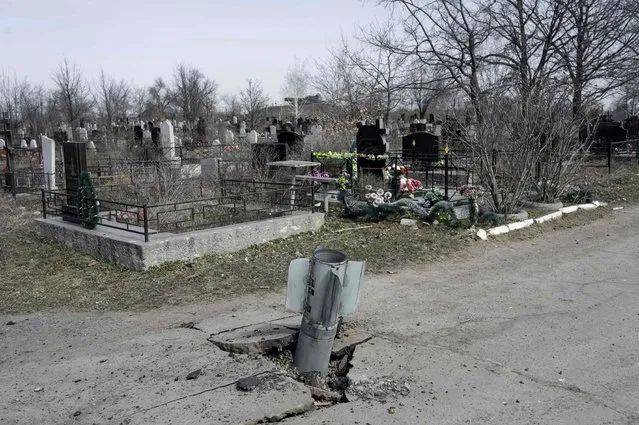 An unexploded rocket is pictured in the cemetery of Mykolaiv, southern Ukraine, on March 21, 2022. (Photo by Bulent Kilic/AFP Photo)