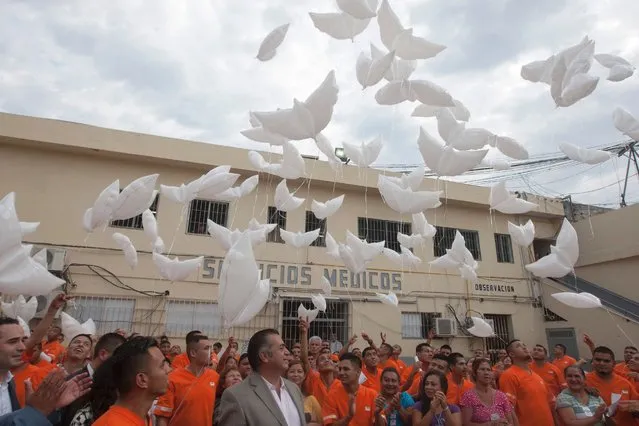 Inmates at Topo Chico prison release white dove for peace balloons during the presentation of the program “Families with a future” presented by the governor of the state of Nuevo Leon, Jaime Rodriguez Calderon, in Monterrey, Mexico on May 26, 2016. (Photo by Julio Cesar Aguilar Fuentes/AFP Photo)