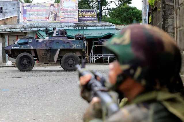 Government troops are seen during their assault with insurgents from the so-called Maute group, who have taken over large parts of the Marawi city, southern Philippines May 25, 2017. (Photo by Romeo Ranoco/Reuters)
