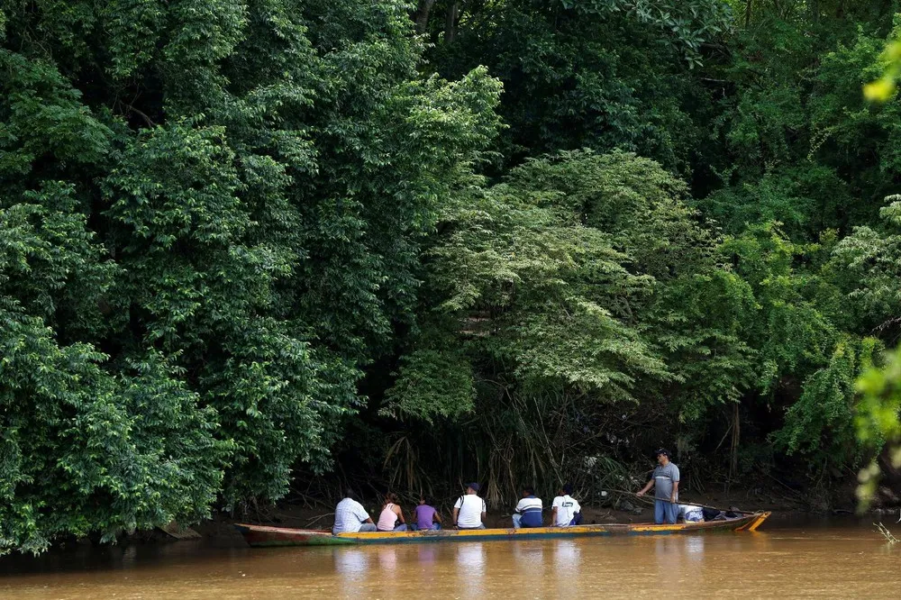 Hungry Venezuelans Smuggle Colombian Food Home