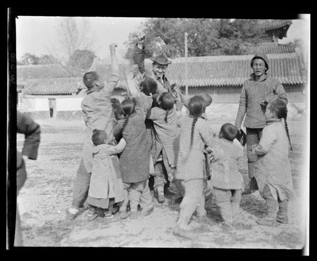 Page & Children. China, Beijing, 1917-1919. (Photo by Sidney David Gamble)