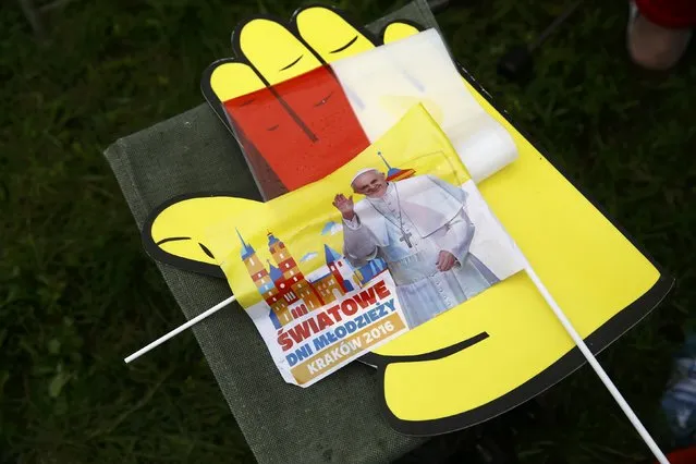 A flag with Pope Francis picture is seen before the farewell ceremony at Balice airport near Krakow, Poland July 31, 2016. Sign in Polish reads “World Youth Day”. (Photo by Kacper Pempel/Reuters)